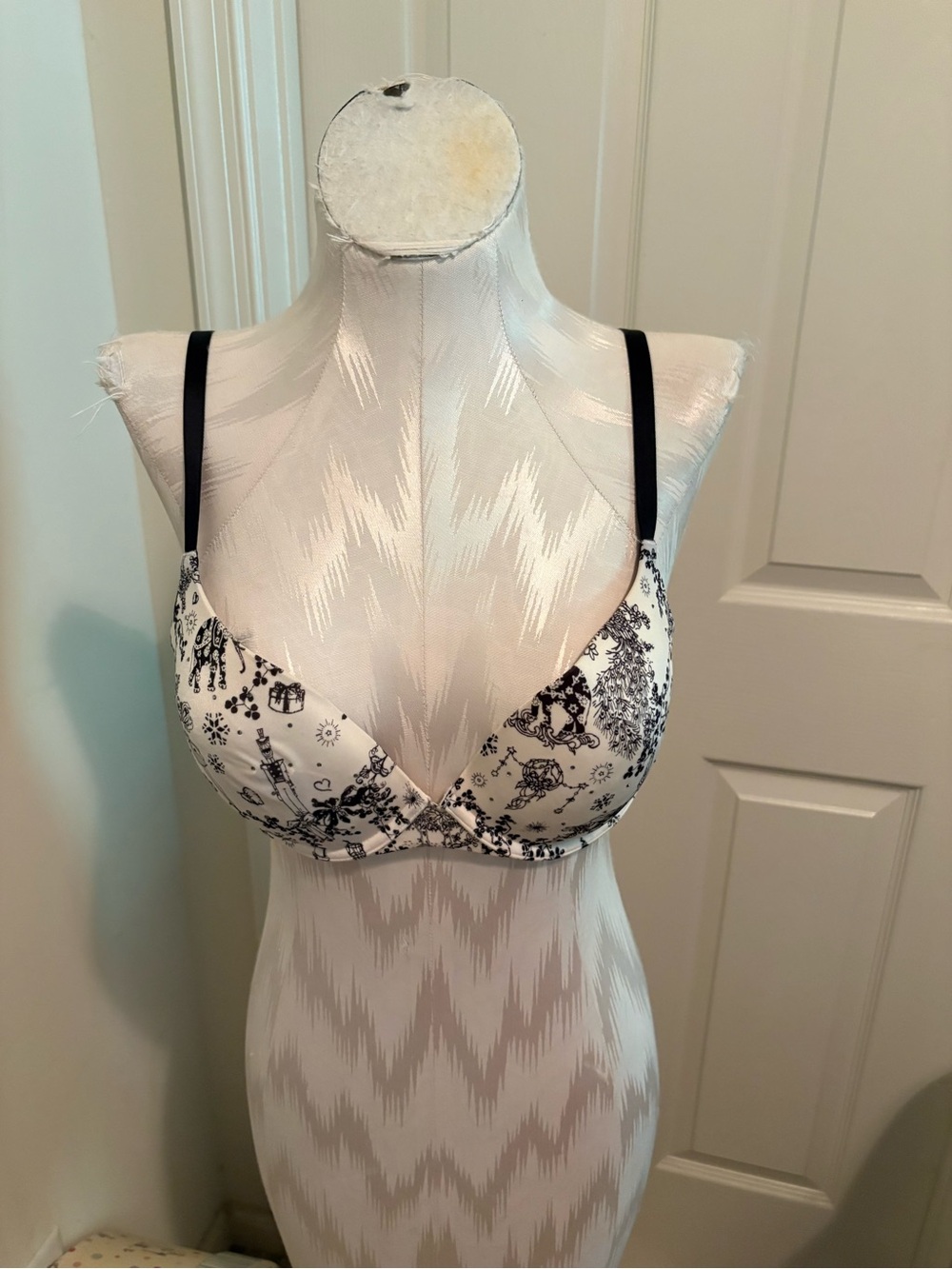 Victoria's Secret  36C Black & White Toile Underwire Bra with rhinestones yummy